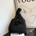 Sac bandoulière noir minimaliste en tissu bulle texturé avec silhouette nuage souple - Noir