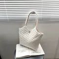 Bolso tote acolchado blanco minimalista con logotipo de trébol dorado elegante - Blanco