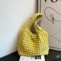 Sac à bandoulière jaune vif avec texture pop-corn et design plissé élégant - Jaune