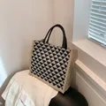 Borsa tote in lino con motivi geometrici a triangolo bianco e nero e manici neri - Nero