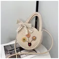 Sac rond en paille tissée beige avec fleurs colorées et détail de nœud en dentelle - Style Dentelle Florale (Style 2) / Poche zippée