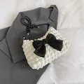 Schicke weiße Puff-Schultertasche mit großer schwarzer Schleife und Lederkordeln - Weiß