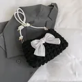 Schicke monochrome Puff-Schleifentasche aus schwarzem Plissee-Stoff mit Knotengriff - Schwarz