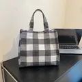 Borsa tote in tela a quadretti bianchi e neri con manici spessi rinforzati - Nero