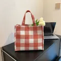 Borsa tote a quadretti bianchi e rossi in tessuto di cotone con manici robusti - Rosso