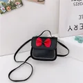 Mini bolso bandolera infantil de cuero sintético negro con lazo rojo decorativo - Negro