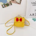 Mini bolso bandolera amarillo para niños en cuero PU con un decorativo lazo rojo vivo - Amarillo