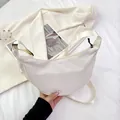 Borsa a tracolla minimalista in nylon bianco crema a mezzaluna con tracolla regolabile e zip - Bianco