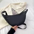 Borsa a mezzaluna in nylon nero con tracolla regolabile e finitura effetto seta lucida - Nero