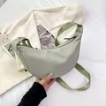 Borsa a mezzaluna verde chiaro con tracolla in nylon regolabile stile dumpling - Verde