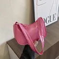 Schicke hobo-umhängetasche aus rosafarbenem kunstleder mit eleganter halbkreisform - Fuchsia