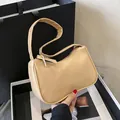Schicke beige Hobo-Tasche aus Kunstleder mit glatter Oberfläche und minimalistischem Design - Khaki