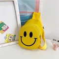 Détail d'un sac bandoulière en nylon jaune vif orné d'un motif smiley noir classique - Jaune