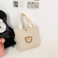 Süße beige Cord-Mini-Tragetasche mit Plüschbär-Aufnäher und silbernem Magnetverschluss - Weiß
