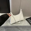 Chique witte baguette tas met krokodillenreliëf en gouden ritssluiting - Wit