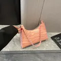 Roze imitatielederen baguette tas met krokodillenpatroon en gouden ritssluiting - Roze