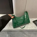 Donkergroene baguette tas van glanzend kunstleer met stijlvolle krokodillenprint - Groen