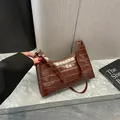Chique bruine tas met krokodillenpatroon, glanzende afwerking en minimalistisch retro design - Bruin