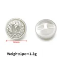Ronde zilveren ABS-hars knoop met reliëfletter M en stertextuur formaat van 16,6 mm - 16.6mm / Zilveren Letter M Imitatie Parel Stijl
