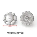 Eleganter 17mm silberner Blumen-Ösenknopf mit weißer Perle und Strass-Akzenten - 17mm / Silber Bi-Color Stil (D174)