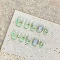 Dettaglio di unghie finte artigianali con sfumatura verde e decorazioni strass 3D - Extra Piccolo XS / Verde Prugna (1949 Forma Coffin Corta)