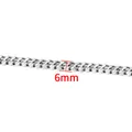 Primo piano di una catena cubana argento da 6 mm in acciaio inossidabile lucido - Catena a Doppia Molatura (Spessa)