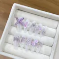 Unghie finte Coffin fatte a mano con sfumature viola, rose 3D e strass luccicanti - Extra Piccolo (XS) / 1582 Coffin Medio