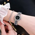 Dettaglio del set orologio al quarzo di lusso da donna e bracciale scintillante di zirconi - Argento Blu E Bracciale