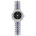 Détail d'une montre à quartz argentée avec pierres bleues et cadran noir motif étoilé - Argent/Zircone Bleu