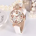 Montre élégante en cuir blanc avec boîtier or rose, décor de cœur en cristal et quartz - Blanc