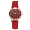 Detailaufnahme des roségoldenen Gehäuses mit rotem Lederarmband und Strass-Zifferblatt - Rot