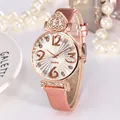 Montre quartz femme en cuir rose avec boîtier or rose et cœurs en strass - Rose