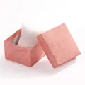 Boîte cadeau bijoux carrée rose texturée avec coussin de présentation blanc - Boîte / Rose