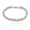 Détail d'un bracelet tennis argenté de luxe avec zircons et fermoir pliable élégant - Style Diamant Complet en Forme de Cœur Argenté (9255)