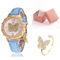 Détails macro de l'ensemble montre à quartz et bague papillon dans un coffret rose - Montre Bracelet Et Boîte Bleu Ciel