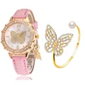 Gros plan sur la montre en cuir rose avec cadran papillon et bracelet en perles assorti - Rose + Bracelet