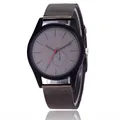 Dettaglio di orologio al quarzo minimalista con quadrante grigio e cinturino in maglia - Grigio
