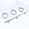 Detailansicht von drei polierten OT-Knebelverschlüssen aus Edelstahl für DIY-Schmuck - Kleine Knochenform / Silber