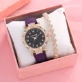 Vista dettagliata orologio cielo stellato con cinturino in pelle viola e bracciale - Orologio Viola + Bracciale + Confezione Regalo