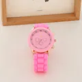 Détail macro du bracelet en silicone rose et cadran Geneva avec boîtier en métal or rose - Rose