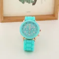 Détail de la montre Geneva en silicone vert menthe avec boîtier or rose et cadrans - Cyan