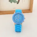 Montre en silicone bleu ciel à la mode avec boîtier en or rose et mouvement à quartz - Bleu clair