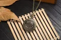 Primo piano di un orologio da taschino della Guardia Costiera su fondo in legno - Stile Guardia Costiera USA