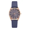 Dettaglio dell'orologio elegante oro rosa con quadrante floreale viola e cinturino - Solo orologio / Blu