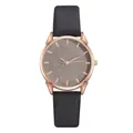 Dettaglio orologio oro rosa con quadrante grigio a rilievo floreale e cinturino in pelle nera - Solo orologio / Nero
