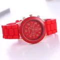 Rote Geneva Quarzuhr mit Silikonarmband und goldenem Metallgehäuse auf weißem Grund - Rot