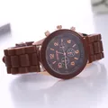 Nahaufnahme der roségoldenen Geneva Uhr mit braunem Zifferblatt und Silikonarmband - Kaffeebraun
