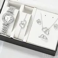 Detaillierte Nahaufnahme eines 5-teiligen silbernen Uhrensets mit Strass und Herzen - Silber Herz Stil (Ohne Box)