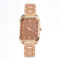 Détail de la montre octogonale en or rose avec un cadran texturé en bois marron chic - Café