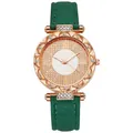 Details der mit Kristallen besetzten roségoldenen Uhr mit grünem Wildlederarmband - Grün